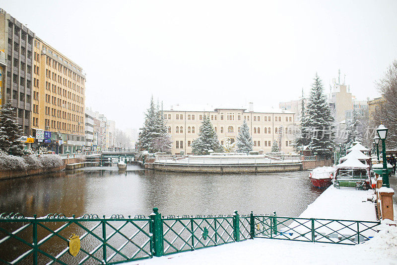 Heavy snowfall from the boat on the Eskişehir Köprübaşı Porsuk River.